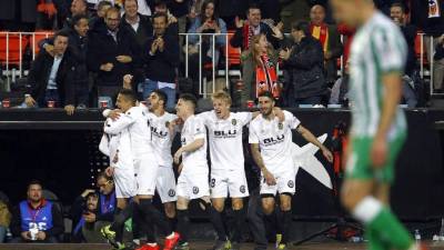 Los jugadores del Valencia celebrando el gol de Rodrigo contra el Betis. Foto Twitter @valenciacf