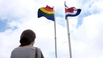 Una mujer asiste al acto en el que el presidente de Costa Rica, Luis Guillermo Solís, izó por primera vez la bandera de la diversidad sexual en la Casa Presidencial en San José (Costa Rica). EFE