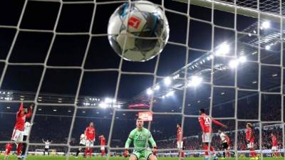 (L-R) Spanish midfielder Thiago Alcantara, Spain defender Alvaro Odriozola and French defender Lucas Hernandez wear face masks as they arrive for a training session of the German first division Bundesliga football club FC Bayern Munich on May 13, 2020 at the Bayern's campus in Munich, southern Germany. - The Bundesliga returns on May 16, 2020 with Bayern facing Union Berlin on May 17 in an empty stadium due to the new coronavirus pandemic. (Photo by Christof STACHE / AFP)