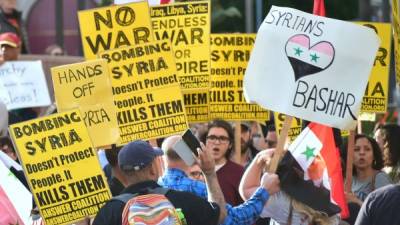Una protesta en Los Ángeles, California, donde le piden al presidente Donald Trump no hacer más ataques a Siria.