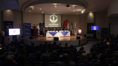Reinaldo Rueda imparte el curso de entrenadores en el campus de Unitec en Tegucigalpa.