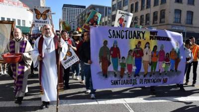 Líderes religiosos y activistas por los derechos los refugiados de Centroamérica marchan en Los Ángeles. EFE/Archivo