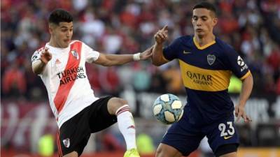 Ivan Marcone de Boca disputa el balón con Exequiel Palacios de River. Foto AFP