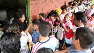 Foto de archivo en la que decenas de personas hicieron fila desde temprano para poder matricular a sus hijos en el Instituto Primero de Mayo.