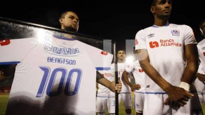 Reconocimiento del Olimpia a Jerry Bengtson por anotar su gol número 100 en Liga Nacional. Foto Johny Magallanes