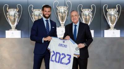 El presidente del Real Madrid, Florentino Pérez, y Nacho Fernández posan para una foto durante el anuncio de renovación del contrato del defensa blanco. Foto EFE