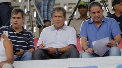 Jorge Luis Pinto en las gradas del estadio Ceibeño.