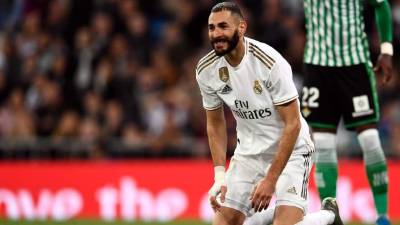 Karim Benzema se lamenta tras una ocasión fallada contra el Betis. Foto AFP