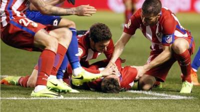 Momentos de angustia se vivieron cuando Fernando Torres, delantero del Atlético de Madrid, cayó fulminado al césped tras un golpe que se llevó en un encontronazo con un jugador del Deportivo La Coruña.