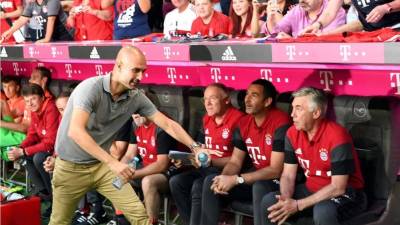 Pep Guardiola saludando a Carlo Ancelotti previo al inicio del partido en el Allianz Arena. Foto AFP