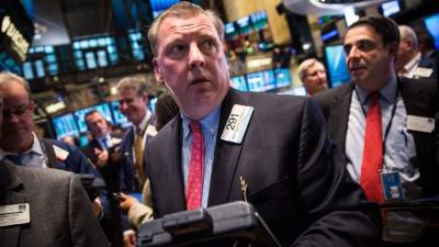 El Dow Jones Industrial Average ganó 39.81 puntos a 17,613.74 unidades y el índice ampliado S&P 500 subió 6.34 puntos a 2,038.26 unidades