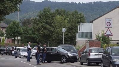Miembros del Grupo de Intervención de la Gendarmería Nacional francesa (GIGN) permanecen en el exterior del domicilio de uno de los presuntos autores de la toma de rehenes en la iglesia en Saint Etienne du Rouvray, cerca de Ruán, Francia, en julio de 2016. Hoy, un hombre armado retiene a varias personas en el interior de un supermercado de la localidad francesa de Trèbes, junto a Carcasona, en el sur del país. EFE/Archivo