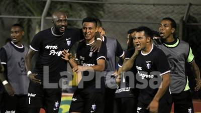 Los jugadores del Honduras Progreso celebrando uno de los goles del partido contra el Platense.