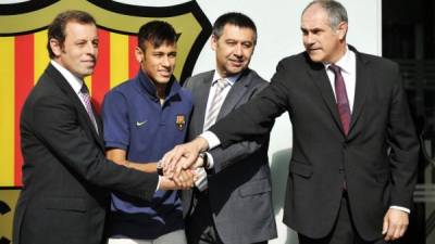 Neymar posa con Rosell, Bartomeu y Zubizarreta el día de su presentación.