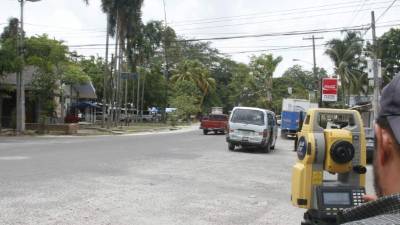 Técnicos de Catastro Municipal trabajaron ayer en la medición de varios terrenos de la colonia Fesitranh.
