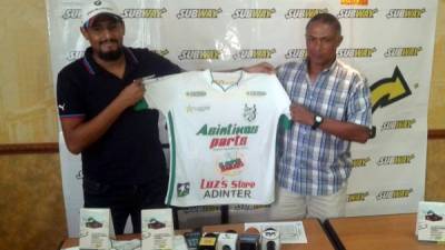 Reynaldo Clavasquín presentado como técnico de Platense por el gerente del club, Adalid Puerto.