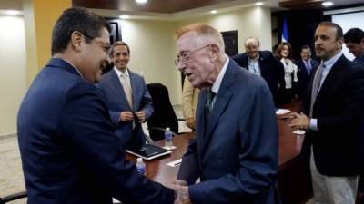 Eugene Panoz, presidente de Green4U se reunió con las autoridades hondureñas para la firma del acuerdo que le dará a Honduras su primera planta de ensamblaje de vehículos.