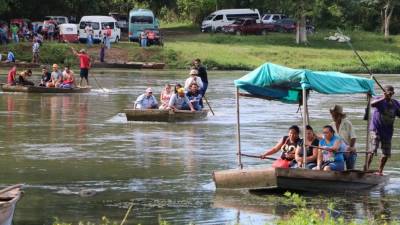 Más de veinte cayucos operan desde horas de la madrugada para pasar por el río a miles de ciudadanos que van a sus trabajos y otros de viaje. Fotos: Efraín Molina