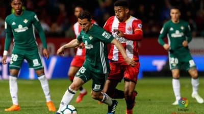 El hondureño Antony 'Choco' Lozano lucha el balón con el mexicano Andrés Guardado del Betis.