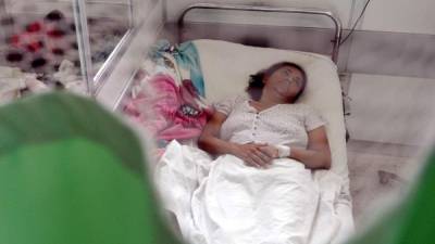 Una paciente que sufre de síndrome de Guillain-Barré neurológica se recupera en el servicio de neurología del Hospital Nacional Rosales en San Salvador.