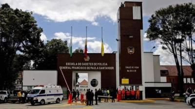 Vista general de la Escuela General Santander de la Policía en Bogotá (Colombia), después del atentado terrorista que ayer mató a por lo menos 21 personas, incluido el atacante, y dejó 68 heridas. EFE.