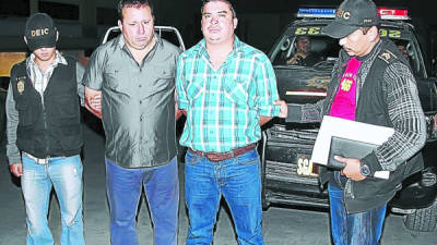 El mexicano Gregorio Ramírez Coria y el hondureño Francisco Inestroza García al momento de su captura el sábado en un restaurante de Guatemala.