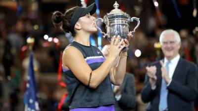 Bianca Andreescu besanso su trofeo del US Open. Foto AFP