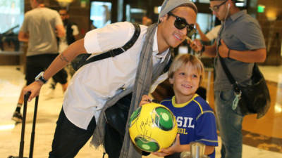 Neymar lució sonriente en su llegada al hotel de concentración de la selección de Brasil.