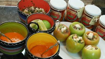 Envases de la salsa picante Casa Jade que elaboran de forma artesanal dos mujeres con chiles tabasco traídos de Santa Cruz de Yojoa. Foto: Amílcar Izaguirre