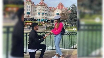 El eisbolista hondureño Mauricio Dubón le propuso matrimonio a su novia Nancy Herrera en Disneyland París.