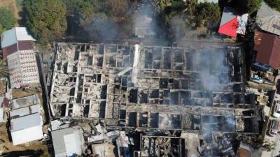 El hospital de Roatán quedó reducido a cenizas tras un pavoroso incendio ocurrido el pasado abril.