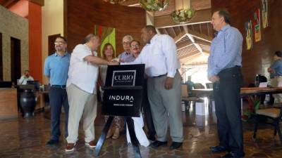 Camilo Atala saluda a Tramaine Cooper al momento de develar la placa que sella la alianza. Fotos: Amílcar Izaguirre