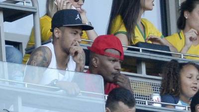Neymar viendo a sus compañeros en un partido de la Copa América KEVORK DJANSEZIANAFP