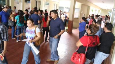 Decenas de profesores protestaron en la departamental. Foto: Franklyn Muñoz