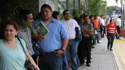 A centenares de sampedranos no les importó la lluvia y esperaron por una entrevista con currículo en mano.