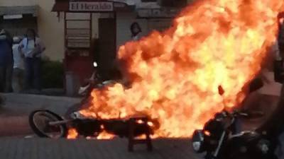 Supuestos manifestantes queman moto de la Policía Nacional.