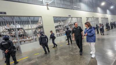El ministro de Justicia y Seguridad Pública d<b>e</b> El Salvador, Gustavo Villatoro, recorrió la megacárcel con la ministra de Seguridad argentina, Patricia Bullrich.