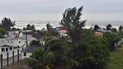 Strong winds hit palm trees before the arrival of hurricane Katia in Tecolutla, Veracruz state, Mexico on September 8, 2017. Hurricane Katia strengthened to Category Two on the Saffir-Simpson scale storm on a scale of five as it raged towards the eastern coast of Mexico, authorities said, Mexico's National Water Commission (Conagua) reported / AFP PHOTO / YURI CORTEZ