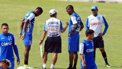 Jorge Luis Pinto habló con Maynor Figueroa y Brayan Beckeles por espacio de 10 minutos. Foto Ronald Aceituno/Enviado Especial