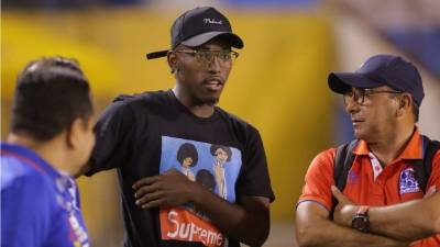 Alberth Elis estuvo en el partido Real España-Olimpia en el estadio Olímpico. En la imagen aparece hablando con Osman Madrid. Foto Melvin Cubas