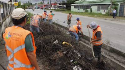 Las cuadrillas de la municipalidad trabajan en la limpieza de canales pluviales para hacer más eficiente el sistema.