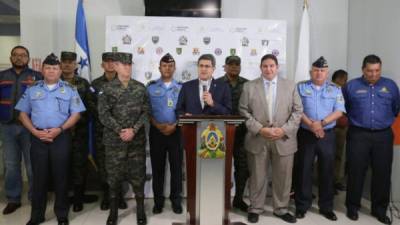 El presidente Juan Orlando Hernández en el momento en el que brindaba una conferencia de prensa junto a elementos de seguridad. Foto casa presidencial.