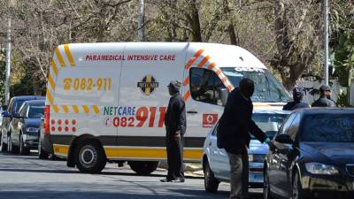 El expresidente sudafricano Nelson Mandela abandonó hoy el hospital de Pretoria en el que estaba ingresado desde el pasado 8 de junio y fue trasladado a su casa de Johannesburgo. AFP
