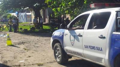 La policía acordonó la escena del crimen, pero las autoridades de medicina forense no han llegado para hacer el reconocimiento del guardia de seguridad.