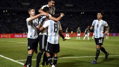Los jugadores de Argentina celebrando el primer gol contra México. Foto AFP