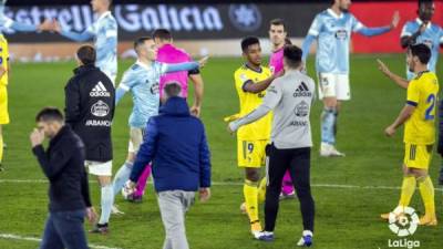 El 'Choco' Lozano saludando a jugadores del Celta al final del partido.