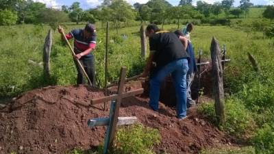 Ayer en el cementerio de la comunidad de San Juan, en Sulaco, Yoro, fueron exhumados los restos de madre e hija.