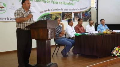 La mesa principal durante la presentación del informe ayer en el salón El Establo de la Agas. Foto: Franklyn Muñoz