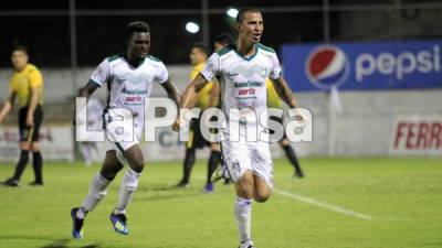 Juan Bolaños y Rundell Winchester corren a celebrar el segundo gol del Platense. Foto Moisés Valenzuela