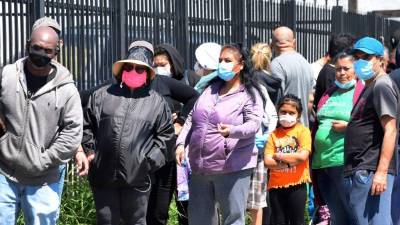 Cientos de personas hacen fila para recibir alimentos en un banco de comida en LosÁngeles./AFP.